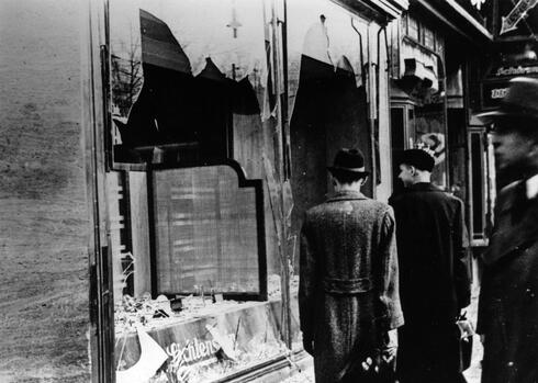 Secuelas de la Kristallnacht en Berlín, noviembre de 1938. 