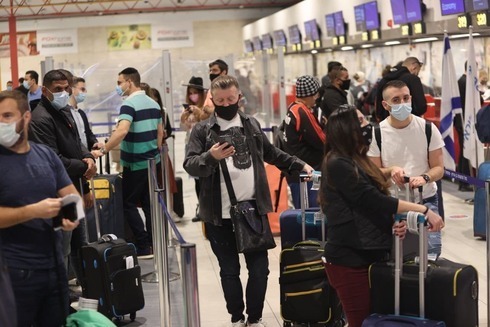 Israelíes esperan para abordar un vuelo a Dubai en el aeropuerto Ben Gurion. 