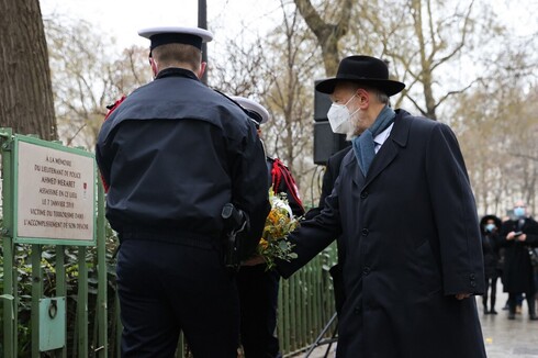 El gran rabino de Francia rinde homenaje a un policía asesinado durante el ataque a la revista Charlie Hebdo. 