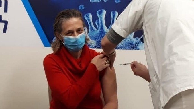 La jefa de Servicios de Salud Pública del Ministerio de Salud, la doctora Sharon Elrai-Price, recibe la segunda dosis de la vacuna contra el coronavirus en el Centro Médico Rabin en Petah Tikva. 