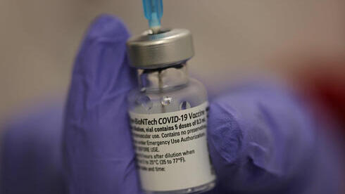 Vial con una dosis de la vacuna contra el COVID-19. 