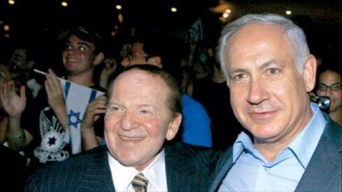 Sheldon Adelson con el primer ministro Benjamin Netanyahu. 