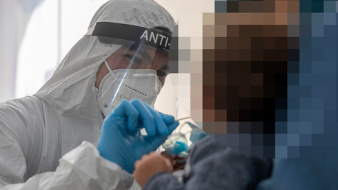 Test de coronavirus en un niño en Jerusalem. 