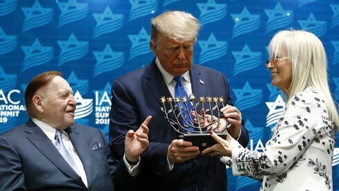 El presidente saliente de los Estados Unidos, Donald Trump, con los Adelson en la cumbre del Consejo Israel-América en diciembre de 2019. 
