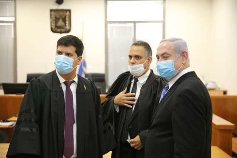 El primer ministro Benjamin Netanyahu en el Tribunal de Distrito de Jerusalem con sus abogados. 