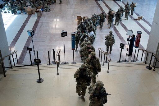 Tropas de la Guardia Nacional custodian el Capitolio mientras se lleva a cabo la sesión. 
