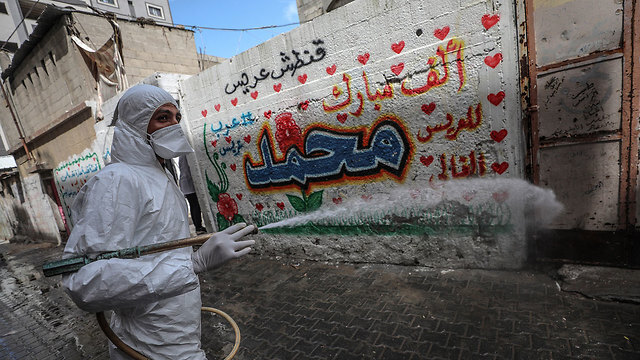 Un trabajador desinfecta las calles de Gaza durante la pandemia de coronavirus. 
