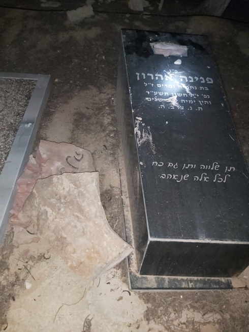 Profanación de tumbas en el cementerio de Nevatim. 