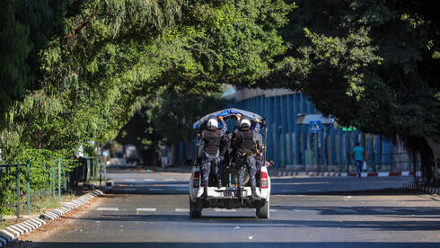 Policías palestinos de Hamas patrullan las calles vacías de Gaza durante la pandemia de coronavirus. 