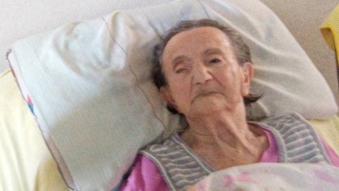 Batsheva Katushevsky, una de las personas mayores aisladas que aún no ha recibido la vacuna.