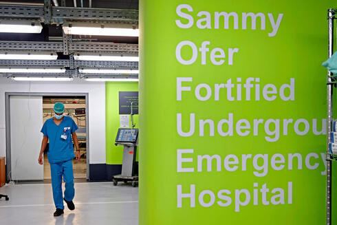 Un médico en el estacionamiento subterráneo del Centro Médico Rambam convertido en sala de cuidados intensivos. 