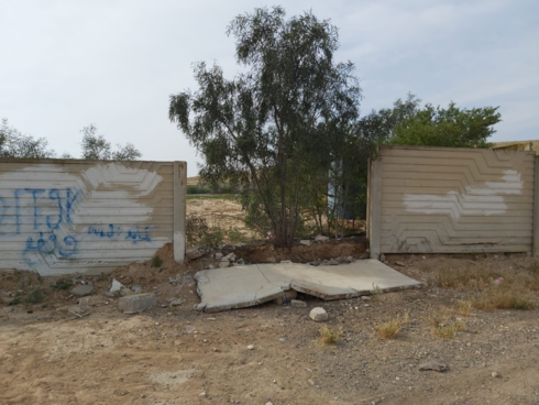 Antes de la profanación de las tumbas, una parte de una pared del cementerio fue destruida y apareció un grafiti en idioma árabe.