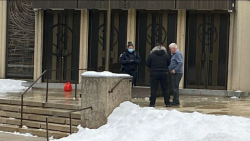 Cruces esvásticas en la entrada de la sinagoga más grande de Montreal, Canadá.