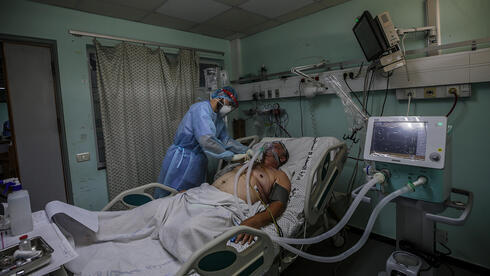 Tratamiento de un paciente con coronavirus en la Franja de Gaza. 