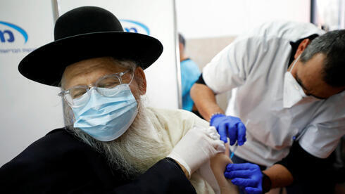 Un religioso ultraortodoxo recibe la dosis de la vacuna en Ashdod. 
