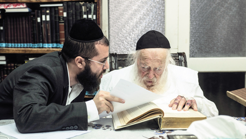 El rabino Jaim Kanievsky y su nieto, quien hace de conducto hacia el mundo fuera de los estudios de Torá. 