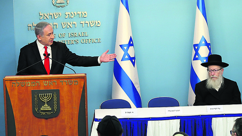 Yaakov Litzman, entonces ministro de Salud, en una conferencia de prensa sobre coronavirus, junto al primer ministro de Israel, Benjamín Netranyahu. 