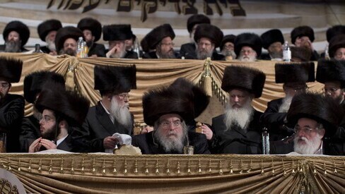El rabino Yissachar Dov Rokeach, centro, asiste a la boda de su nieto en Jerusalem. 