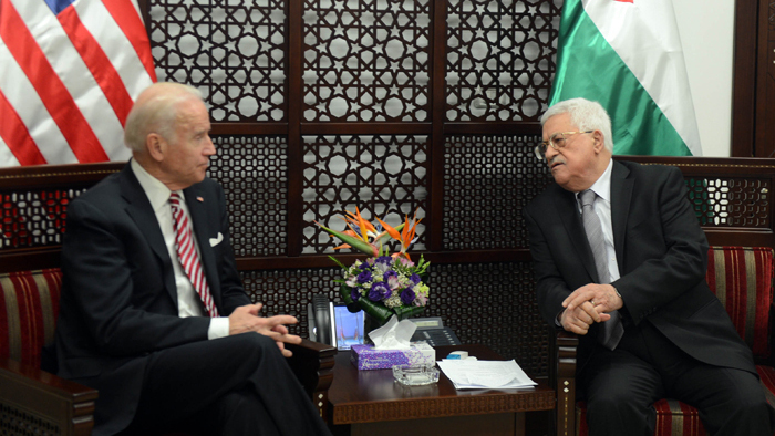 El entonces vicepresidente estadounidense, Joe Biden, en reunión con el presidente palestino Mahmoud Abbas en Ramallah, 2016. 