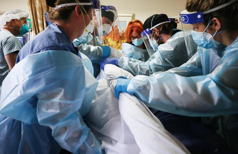 Médicos de California atienden a un paciente con coronavirus. 