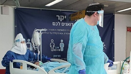 Equipo médico del Hospital Ichilov de Tel Aviv atendiendo a un paciente con coronavirus.