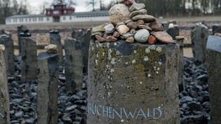 Piedras colocadas sobre un hito en memoria de la población gitana asesinada en el campo de Buchenwald. 
