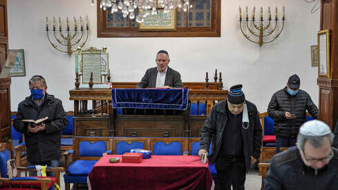 Judíos marroquíes en una sinagoga en la ciudad de Casablanca. 