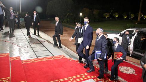 El asesor de seguridad nacional israelí, Meir Ben-Shabbat, (al frente a la derecha), que encabezó la delegación israelí, y el asesor principal de la Casa Blanca de Estados Unidos, Jared Kushner, durante la visita a Rabat, para el restablecimiento de relaciones diplomáticas. 