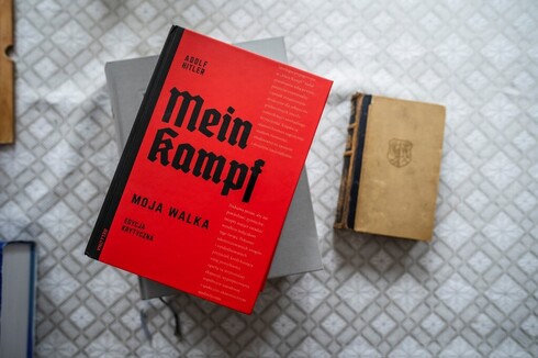 La edición crítica de "Mein Kampf" publicada en Polonia (izquierda) junto a la versión original. 