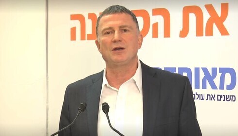 El ministro de Salud, Yuli Edelstein, en un centro de vacunación en Beit Shemesh. 