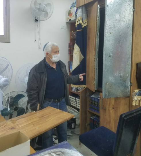 Ahraon Tabib, gabbai de la sinagoga "Chen Hatzafon", muestra algunos de los destrozos.