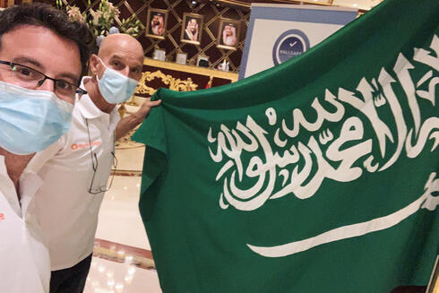 Los israelíes Omer y Danny Pearl se toman una selfie con una bandera saudí antes del inicio del Rally Dakar en un hotel en Jeddah, Arabia Saudita.