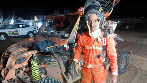 Danny Pearl junto a su prototipo de vehículo ligero, con el cual participó en el Rally Dakar. 