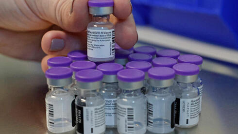 Dos israelíes ofrecían vacunas de Pfizer y enviaban a los compradores recipientes vacíos. (AFP) Especialistas israelíes aseguran que la vacuna de Pfizer "ha superado las expectativas".