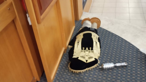 Una Torá fue arrojada al suelo en la sinagoga "Chen Hatzafon", en Petah Tikva. 