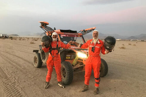 Los israelíes Danny Pearl y Charly Gotlib junto a su prototipo de vehículo ligero, durante su participación en el Rally Dakar. 