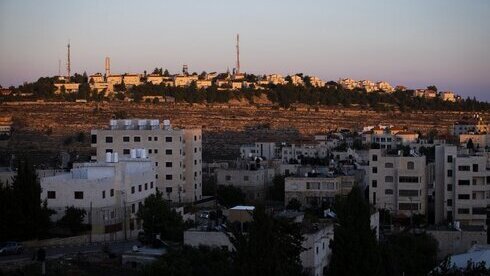 Parte del asentamiento de Psagot, arriba, cerca de la ciudad palestina de Al-Bireh en Cisjordania. 