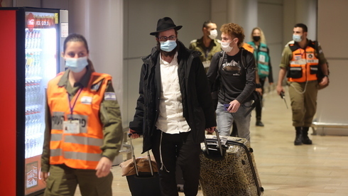 Israelíes que regresan de Dubai son trasladados a hoteles para ser aislados. 