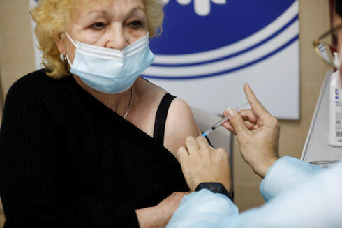 Una mujer es vacunada en Ashdod.