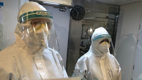 Personal de salud en la lucha contra el coronavirus, en el Hospital Kaplan, en Rehovot. (Nadav Abas) "Es difícil no poder hablar personalmente". Hospital Kaplan, en Rehovot.