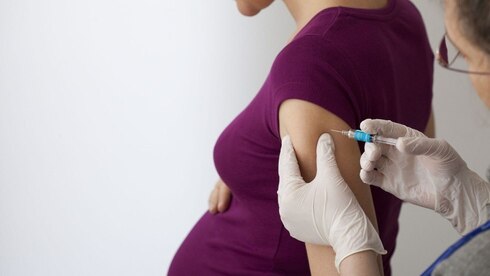 Estudios israelíes revelan que la vacuna contra el coronavirus es eficaz y segura para mujeres embarazadas. 