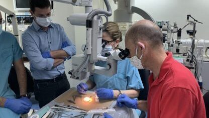 Implante de córnea artificial