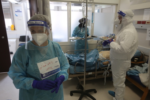 Personal médico atiende a pacientes con coronavirus en Hadassa Ein Kerem, en Jerusalem.