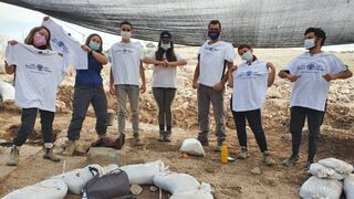 Estudiantes del Instituto de Hanaton en la zona de excavación. 
