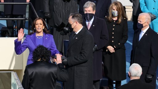 Kamala Harris juró como vicepresidenta de los Estados Unidos ante la atenta mirada de Biden. 