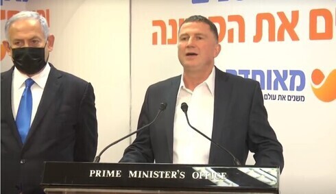 El primer ministro Benjamín Netanyahu y el ministro de Salud Yuli Edelstein durante una visita a un centro de vacunación en Beit Shemesh. 