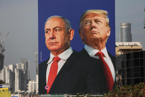 Un cartel de la campaña del Likud que promociona los estrechos vínculos del líder del partido Benjamin Netanyahu con Donald Trump. 