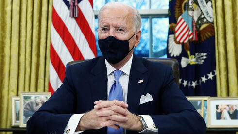 Joe Biden en el Salón Oval de la Casa Blanca, poco después de asumir. 