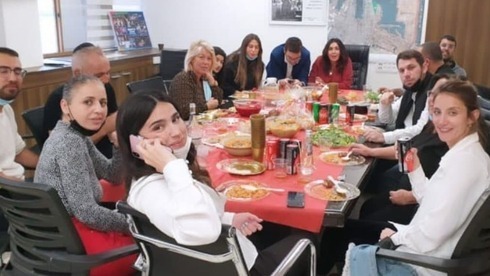 La ministra de Transporte Miri Regev (en la parte superior de la mesa) asiste a una fiesta de cumpleaños sin máscaras y sin distanciamiento social para un miembro de su personal durante el cierre. 