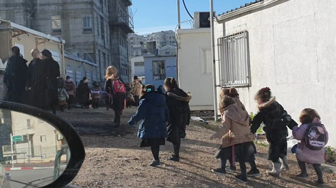 Niños llegan a una escuela haredí en Beit Shemesh que estaba abierta en contravención de las normas de salud. 
